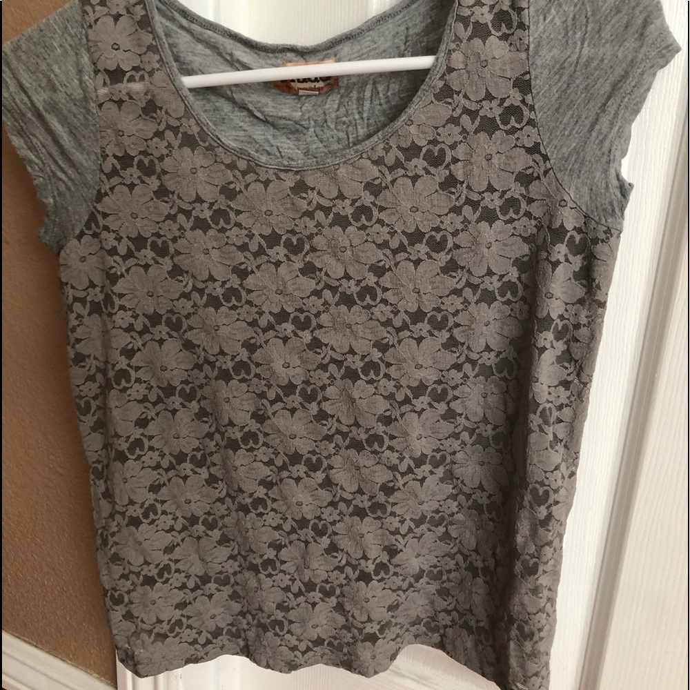 Gray floral laced shirt
Size S